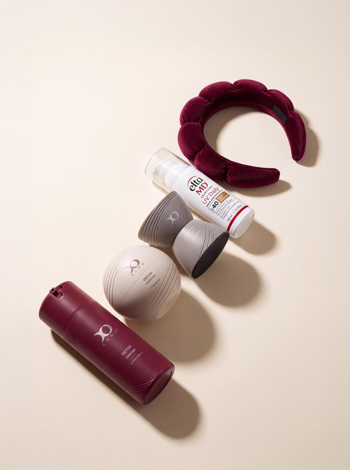 Pack Hormonal Skin Reset: XOMD Detox Cleanser, Intoxicate Serum, Arouse Moisturizer, EltaMD UV Daily con color y cintillo de terciopelo XOMD
